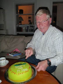 Bengt hugger in på tårtan